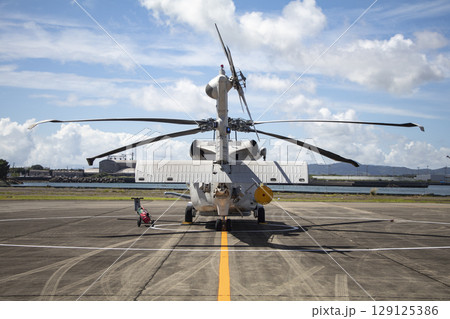 駐機された哨戒ヘリコプター 駐機された哨戒ヘリコプター 129125386
