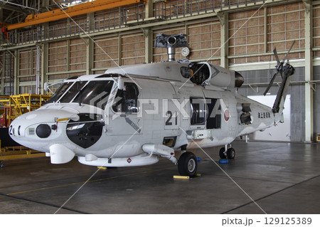 整備中の哨戒ヘリコプター 129125389