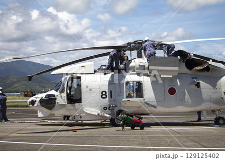 飛行後点検をする隊員 飛行後点検をする隊員 129125402