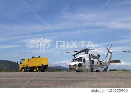 哨戒ヘリコプターと電源車 129125409