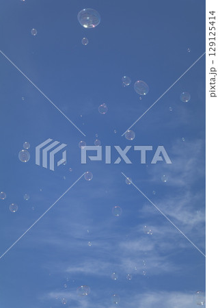 青空に浮かぶシャボン玉 青空に浮かぶシャボン玉 129125414