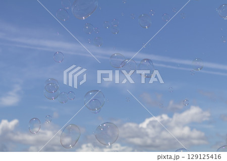青空に浮かぶシャボン玉 青空に浮かぶシャボン玉 129125416
