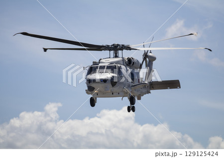 青空を飛ぶ自衛隊のヘリコプター 129125424
