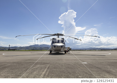夏のエプロンに駐機する哨戒ヘリコプター 129125431