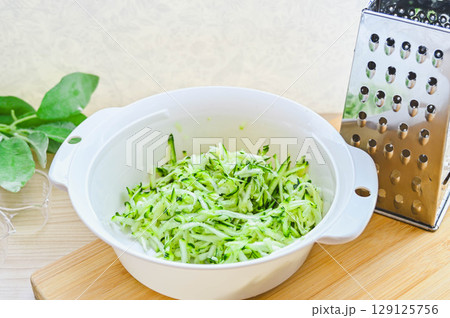 グレータ―で細かくおろしたズッキーニ グレータ―で細かくおろしたズッキーニ 129125756