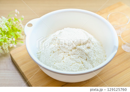 ボウルにふるった小麦粉 ボウルにふるった小麦粉 129125760