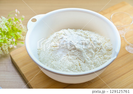 ふるった小麦粉にベーキングパウダーを加える ふるった小麦粉にベーキングパウダーを加える 129125761