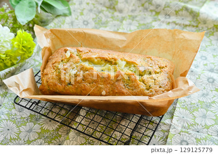 ズッキーニとレモンのパウンドケーキ　シロップがけ 129125779
