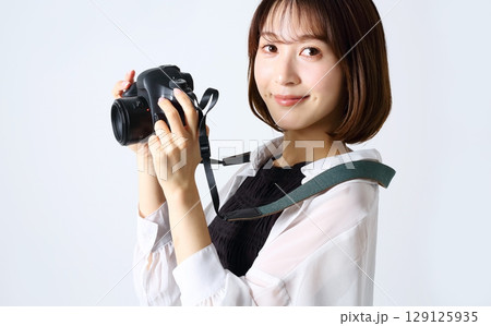 一眼レフカメラと女性イメージ 一眼レフカメラと女性イメージ 129125935