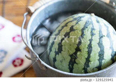 桶で冷やしたスイカ 129125941