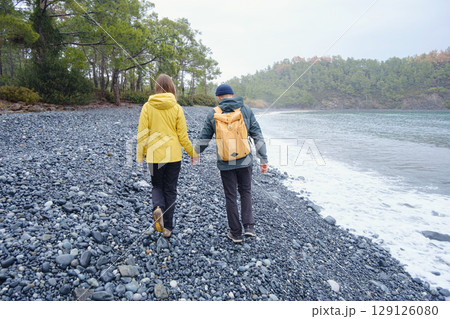 Couple enjoys Turkish coastline on winter season 129126080