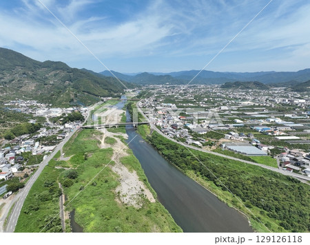和歌山県の綺麗な蜜柑の丘をドローン空撮 和歌山県の綺麗な蜜柑の丘をドローン空撮 129126118