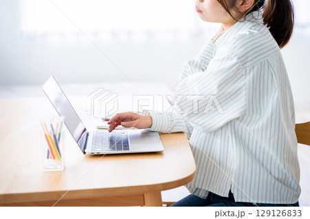 デスクワーク 肩こり デスクワーク 肩こり 129126833