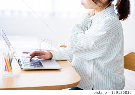 デスクワーク 肩こり デスクワーク 肩こり 129126836