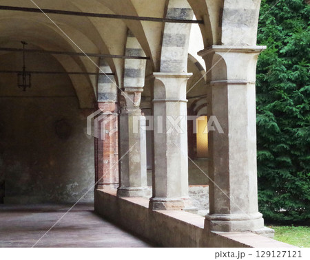 建造物 中庭 回廊 イタリアの建築物 北イタリア 129127121