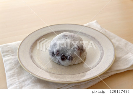テーブル背景の豆大福 129127455