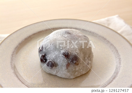 テーブル背景の豆大福 129127457