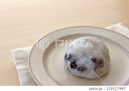 テーブル背景の豆大福 129127467