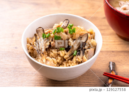 鶏と舞茸の炊き込みご飯 129127558