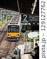 駅を入線する電車 129127762