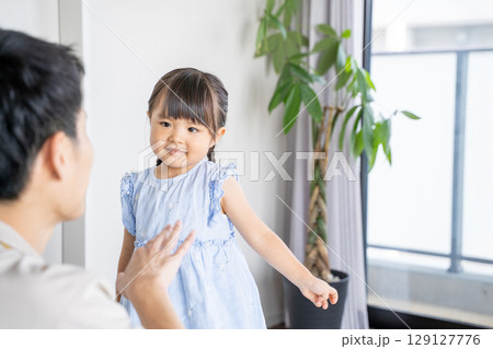笑顔の女の子のと男性保育士 笑顔の女の子のと男性保育士 129127776