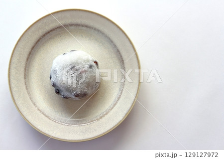 真上から見た白背景のの豆大福 真上から見た白背景のの豆大福 129127972