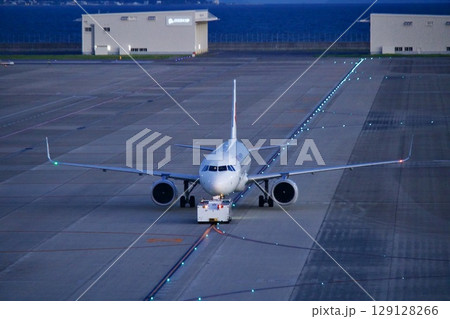 離陸準備する飛行機 129128266