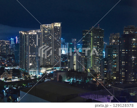 躍動するフィリピン - 発展するマカティ（ロックウェル ）の夜景　 都市景観（2025年5月） 129128378