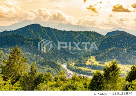 View on the Szczawnica and Pieniny from the trail on Beresnik (Poland) 129128974