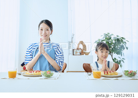 親子で「いただきます」 食卓を囲む日本の温か 129129031