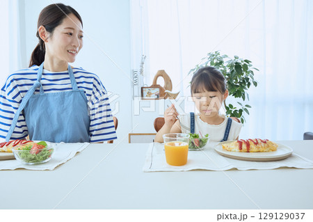 子どもの食事を見守る母と娘のあたたかい朝食 子どもの食事を見守る母と娘のあたたかい朝食 129129037