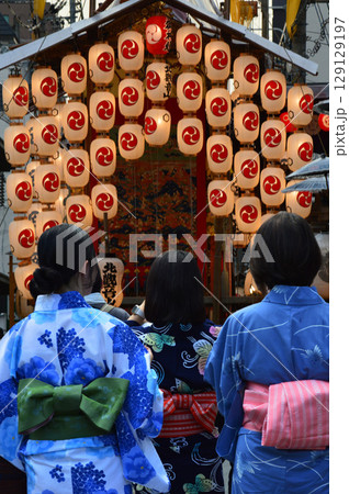 夕暮れの京都祇園祭後祭 宵山の新町通り 夕暮れの京都祇園祭後祭 宵山の新町通り 129129197