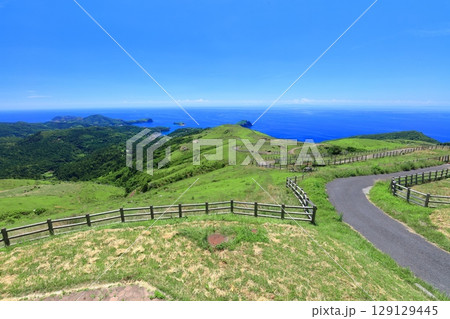 【島根県】快晴のアカハゲ山展望台からの眺望（隠岐の島　知夫里島） 129129445