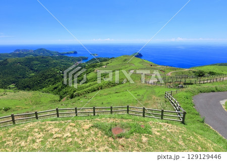 【島根県】快晴のアカハゲ山展望台からの眺望（隠岐の島　知夫里島） 129129446