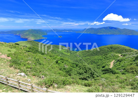 【島根県】快晴のアカハゲ山展望台からの眺望（隠岐の島　知夫里島） 129129447
