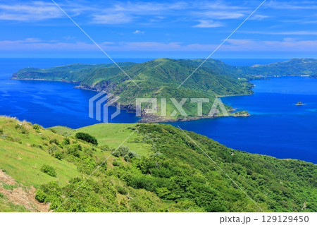 【島根県】快晴のアカハゲ山展望台からの眺望（隠岐の島　知夫里島） 129129450