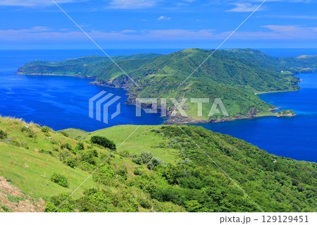 【島根県】快晴のアカハゲ山展望台からの眺望（隠岐の島　知夫里島） 129129451