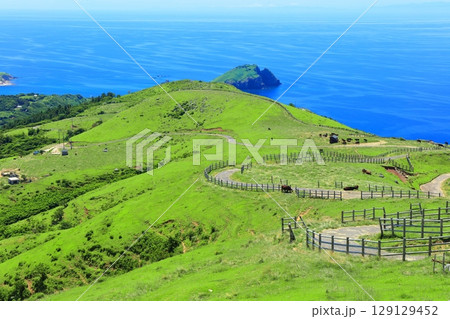 【島根県】快晴のアカハゲ山展望台からの眺望（隠岐の島　知夫里島） 129129452