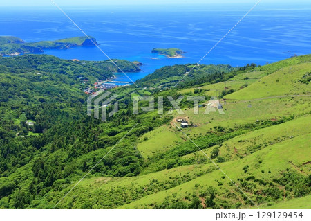 【島根県】快晴のアカハゲ山展望台からの眺望（隠岐の島　知夫里島） 129129454