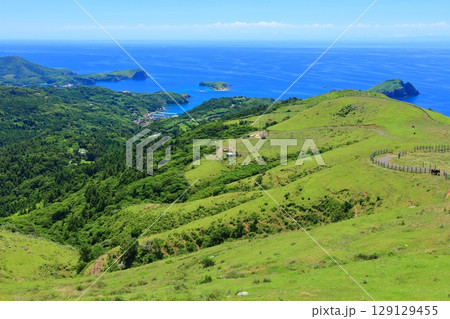 【島根県】快晴のアカハゲ山展望台からの眺望（隠岐の島　知夫里島） 129129455