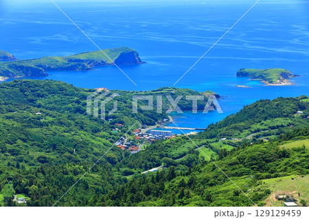 【島根県】快晴のアカハゲ山展望台からの眺望（隠岐の島　知夫里島） 129129459