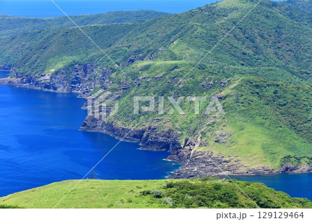 【島根県】快晴のアカハゲ山展望台からの眺望（隠岐の島　知夫里島） 129129464