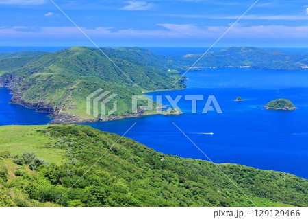 【島根県】快晴のアカハゲ山展望台からの眺望（隠岐の島　知夫里島） 129129466