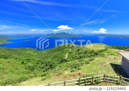 【島根県】快晴のアカハゲ山展望台からの眺望（隠岐の島　知夫里島） 129129468