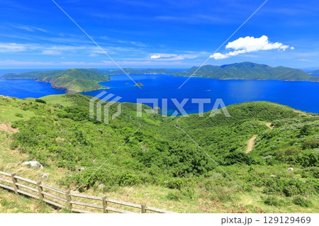 【島根県】快晴のアカハゲ山展望台からの眺望（隠岐の島　知夫里島） 129129469