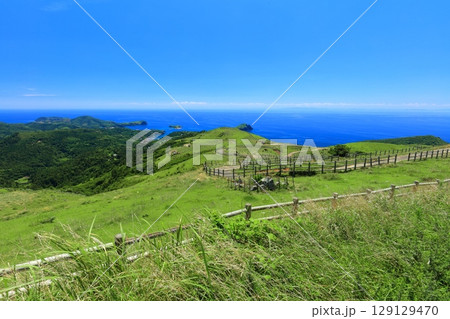 【島根県】快晴のアカハゲ山展望台からの眺望(隠岐の島 知夫里島) 【島根県】快晴のアカハゲ山展望台からの眺望(隠岐の島 知夫里島) 129129470
