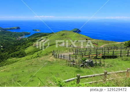 【島根県】快晴のアカハゲ山展望台からの眺望（隠岐の島　知夫里島） 129129472