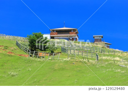 【島根県】快晴のアカハゲ山展望台（隠岐の島　知夫里島） 129129480