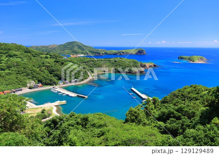 【島根県】快晴のアカハゲ山展望台からの眺望（隠岐の島　知夫里島） 129129489