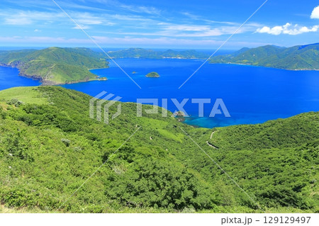 【島根県】快晴のアカハゲ山展望台からの眺望（隠岐の島　知夫里島） 129129497